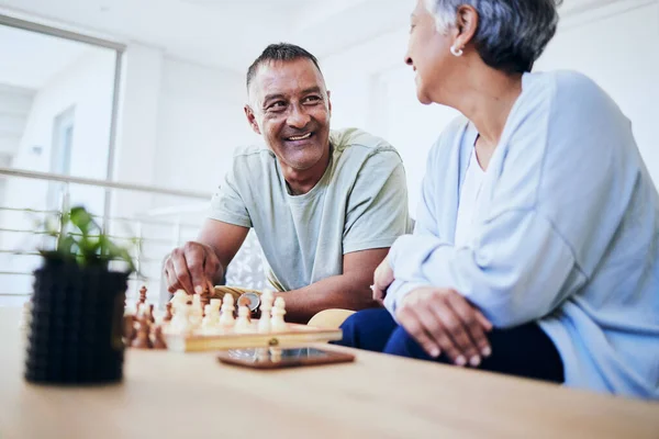 Seniorenpaar Schaken Blij Denken Strategie Mindset Met Opgewonden Glimlach Ontspannen — Stockfoto