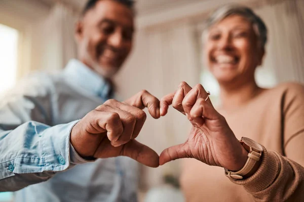 Hart Handen Huis Senior Paar Met Een Teken Zorg Geluk — Stockfoto
