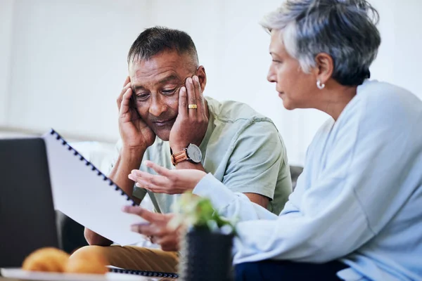 Senior Paar Dokumente Und Stress Für Hypothekenanträge Finanzielle Überprüfung Oder — Stockfoto