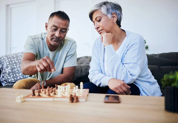 Seniorenpaar Schaken Match Thuis Met Denken Strategie Mindset Voor Hersenkracht — Stockfoto
