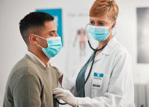 Doktor Yüz Maskesi Erkek Hasta Bakımı Hemşire Klinik Kardiyolojisi Için — Stok fotoğraf