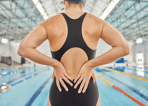 Handen Verwondingen Rugpijn Bij Het Zwembad Met Vrouw Tijdens Training — Stockfoto
