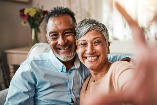 Senior Koppel Selfie Gelukkig Thuisbank Met Een Glimlach Geluk Liefde — Stockfoto