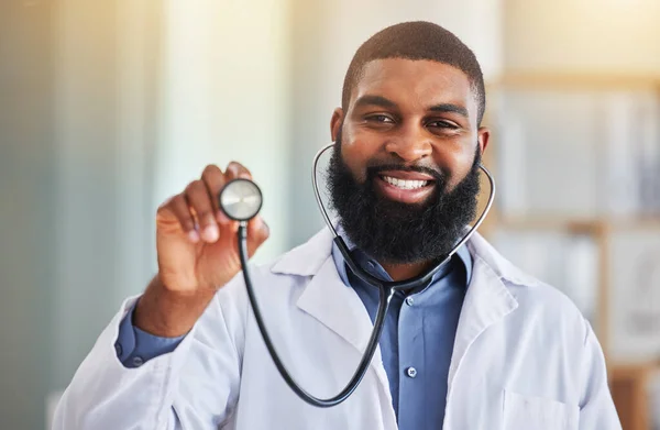 医療サービス 心臓病のためのステスコープを用いた医師 肖像画 病院で検査を受けるためのリスニング 肺をチェックするツールを備えた幸せな医療アフリカ人労働者の顔 — ストック写真
