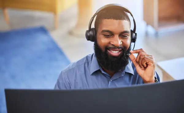 Call Center Suporte Cliente Homem Negro Computador Conversando Mesa Para — Fotografia de Stock