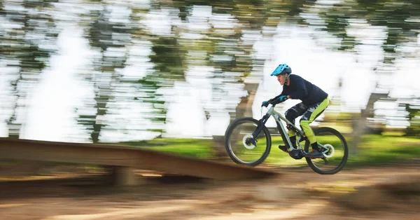 Bicicleta Homem Velocidade Com Borrão Movimento Floresta Para Esporte Corrida — Fotografia de Stock