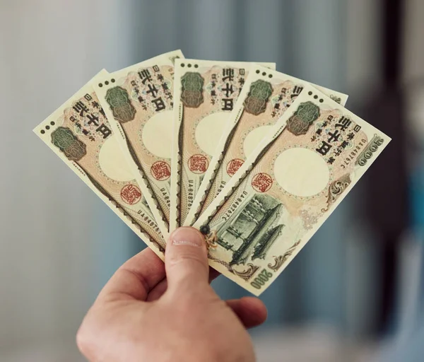 Yen Penggemar Uang Dan Tangan Dengan Uang Tunai Untuk Perbankan — Stok Foto