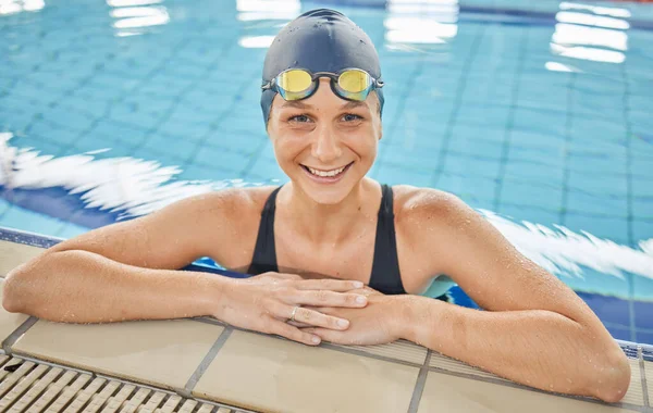 Portrait Frau Wasser Und Schwimmbad Für Wettkampf Training Oder Professionellen — Stockfoto