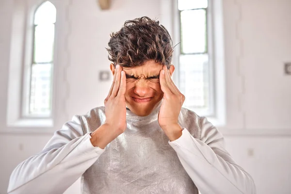Stress Fechten Und Sport Mit Mann Und Kopfschmerzen Bei Schmerz — Stockfoto