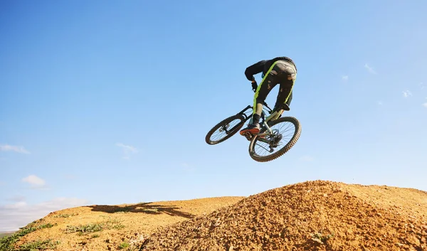 Bicicleta Hombre Saltar Aire Suciedad Aire Libre Para Los Deportes Imágenes de stock libres de derechos