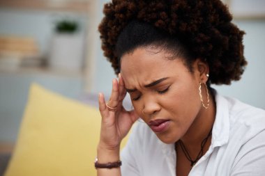 Kadın, baş ağrısı ve borç stresi, ekonomik kriz veya evdeki kanepede yanma. Kötü baş ağrısı, migren ya da zihinsel sağlık zorluğu olan Afrikalı kadın yüzü.