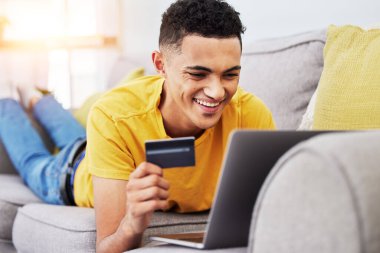 Evde online alışveriş, dijital satış ve ödeme için kredi kartı, adam ve laptop. Web bankacılığı, ekommerce ve web sitesi tanıtımı ile uygulama ve kanepede anlaşma satın almak için bilgisayar alan kişi.