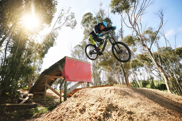 Bicicleta Salto Hombre Con Rampa Aire Libre Velocidad Para Deportes — Foto de Stock