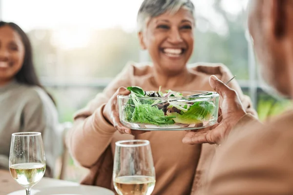 Vanhempi Nainen Salaatti Perheillallinen Kiitospäivän Juhlissa Kotona Ruoka Vanhukset Nainen — kuvapankkivalokuva
