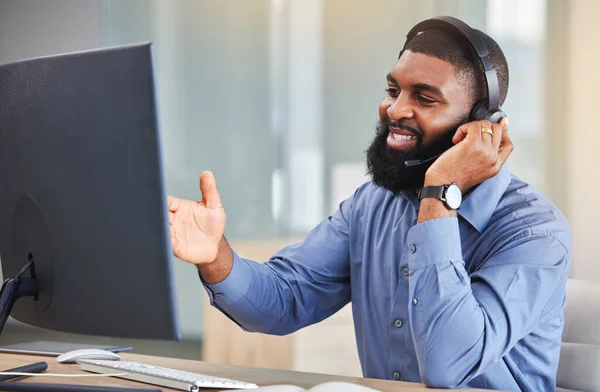컴퓨터 행복한 컨설턴트 에이전트 말하기 서비스 비즈니스 온라인 아프리카 사람의 — 스톡 사진