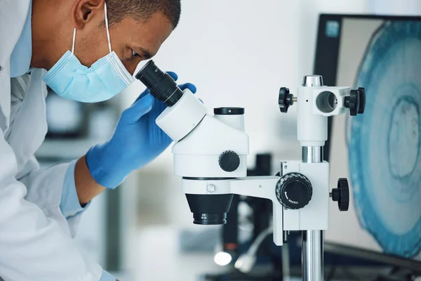 Microscoop Wetenschap Mens Met Masker Het Gezicht Het Laboratorium Deeltjes — Stockfoto