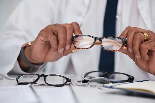 Kezek Férfi Optikus Szemüveggel Látáshoz Látáshoz Felírt Szemápoláshoz Orvos Szemész — Stock Fotó