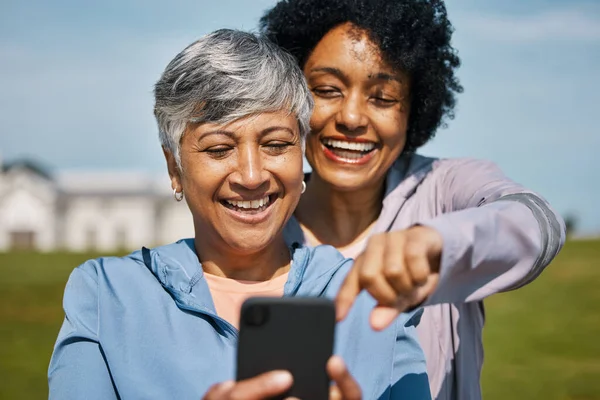 Vrienden Senior Vrouw Outdoor Met Telefoon Voor Sociale Media Blog — Stockfoto