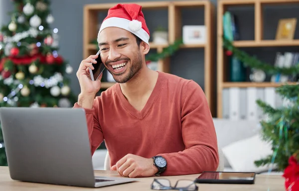 Telefon Görüşmesi Noel Şapkası Ofiste Iletişim Için Cep Telefonunda Dizüstü — Stok fotoğraf