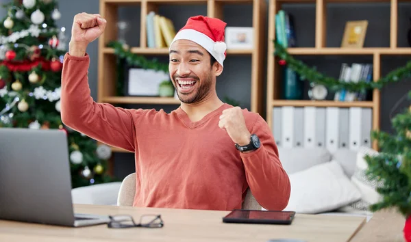 Dizüstü Bilgisayar Noel Kazananla Uzaktan Kumandalı Bir Çalışma Bir Başarının — Stok fotoğraf