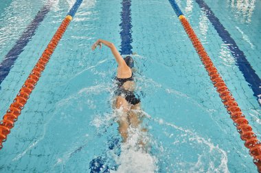 Spor müsabakası, meydan okuma ve fitness eğitimi için serbest stil ve havuzda yüzme. Sporcu, kadın ve yüzücü, su yarışı vuruşu, hız ve triatlon şampiyonası antrenmanında..