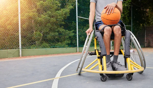 Sport Basketball Mann Rullestol Med Ball Lek Utfordring Trening Utendørs – stockfoto