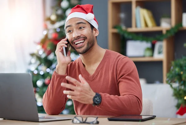 Telefon Noel Şapkası Iletişim Için Cep Telefonunda Dizüstü Bilgisayarı Olan — Stok fotoğraf