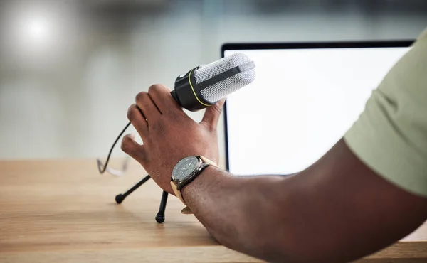 Microphone Écran Ordinateur Portable Maquette Avec Main Personne Pour Diffusion — Photo