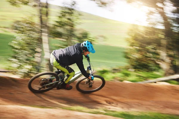 山地自行车 人和运动在森林中模糊了竞争 速度或越野旅行的路径 快运动员 运动和自行车比赛 有氧竞赛和自然力量 公园或行动路线 — 图库照片