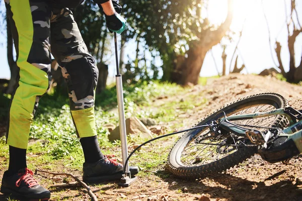 Esportes Bomba Com Pessoa Mountain Bike Natureza Para Reparação Ciclismo — Fotografia de Stock