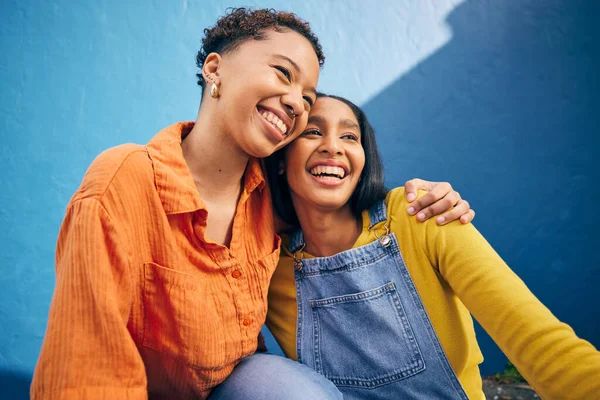 Lächeln Freunde Und Umarmungen Mit Frauen Auf Wandhintergrund Für Teenager — Stockfoto
