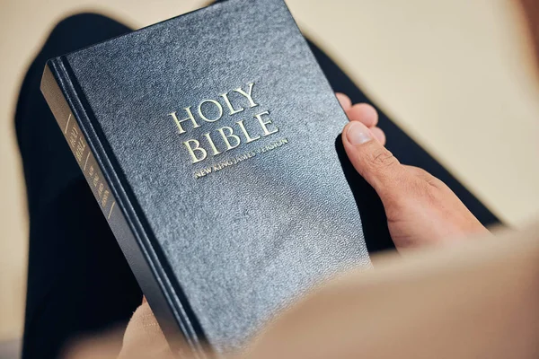 Bíblia Mãos Pessoa Oração Religião Paz Salão Louvor Adoração Santa — Fotografia de Stock