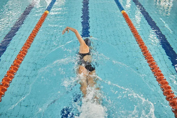 自由泳和游泳池参加体育竞赛 挑战和健身训练 田径选手 女子及游泳选手参加水上运动 速度运动及三项全能锦标赛 — 图库照片