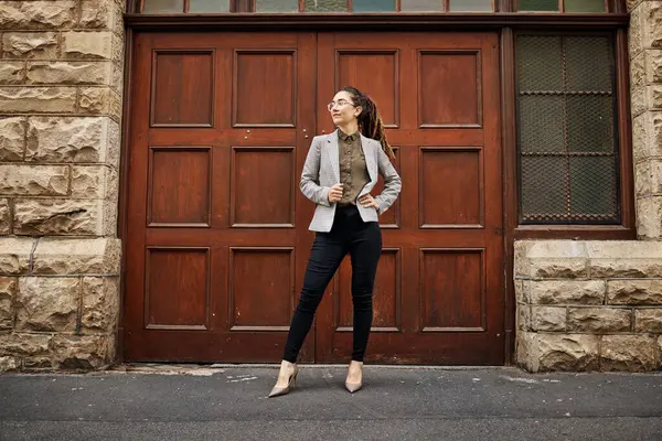 Mode Bedrijf Vrouw Stad Voor Denken Plannen Reizen Naar Het — Stockfoto