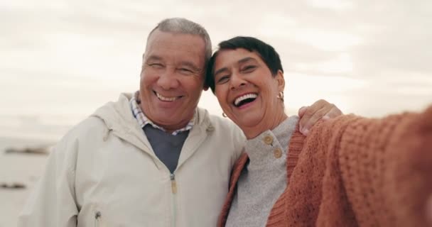 Ηλικιωμένο Ζευγάρι Αγκαλιά Και Selfie Στην Παραλία Ευτυχία Και Συνταξιοδότηση — Αρχείο Βίντεο