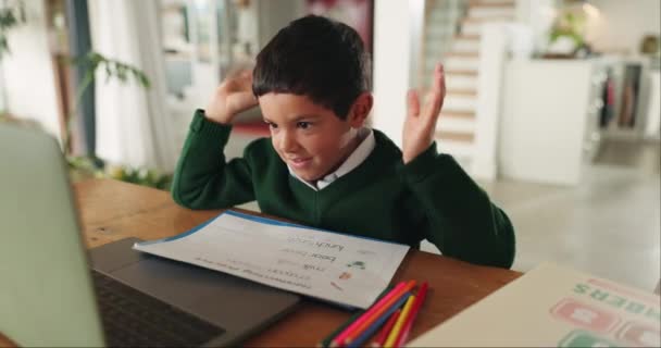 Laptop Bildung Und Learning Mit Einem Schüler Jungen Seinem Haus — Stockvideo