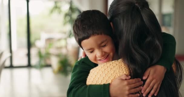 Σχολείο Χαιρετισμός Και Μητέρα Αγκαλιάζουν Παιδί Στο Σπίτι Έτοιμο Για — Αρχείο Βίντεο