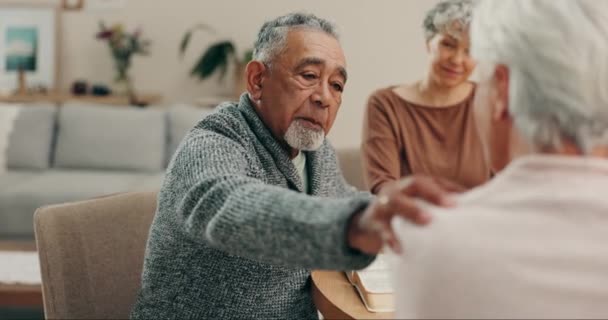 Apoio Conversa Grupo Amigos Seniores Conversando Aposentadoria Compaixão Cuidado Sala — Vídeo de Stock