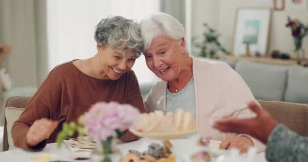 Feliz Conversa Chá Com Amigos Seniores Sala Estar Para Apoio — Vídeo de Stock