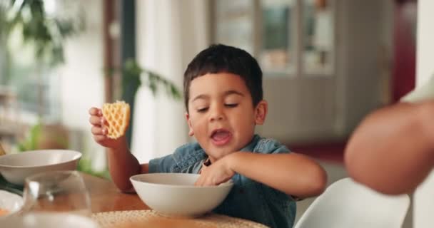 Jedzenie Śniadanie Chłopiec Jedzący Rano Gofry Jadalni Dla Odżywiania Dzieci — Wideo stockowe