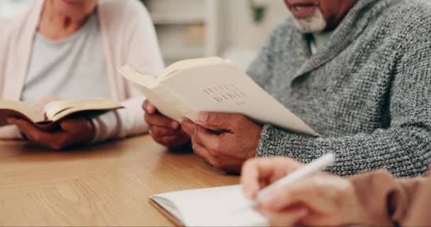 Kobieta Mężczyzna Biblia Studiują Domu Piszą Notują Informacje Wiarę Wiedzę — Wideo stockowe