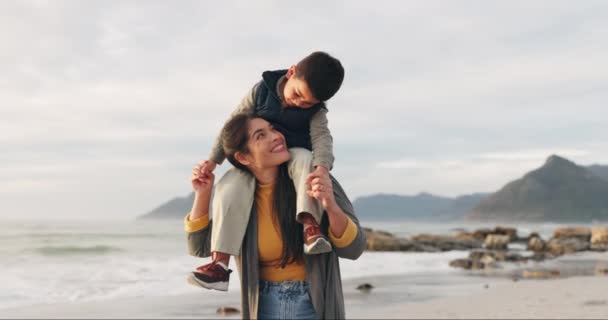 Ibu Membawa Anak Dan Tersenyum Pantai Pada Liburan Liburan Dan — Stok Video
