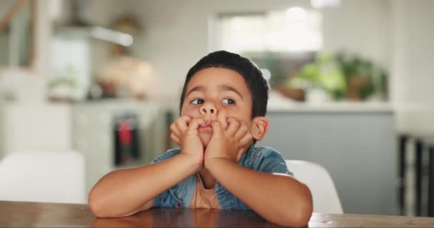 Sıkıcı Düşünceli Evde Yaramaz Davranışlar Için Bir Masada Bir Çocuk — Stok video