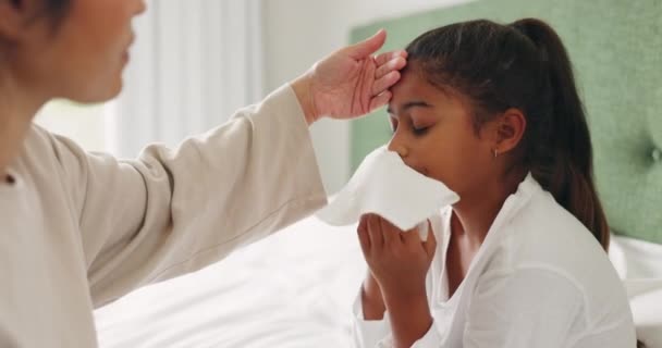 Άρρωστη Υπνοδωμάτιο Και Μητέρα Φροντίδα Για Την Κόρη Γρίπη Πυρετό — Αρχείο Βίντεο