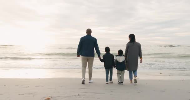 ビーチ 家族の背中は手を握り 旅行の冒険で一緒に歩いています 休日や週末の旅行で両親と絆を結ぶ自由 — ストック動画
