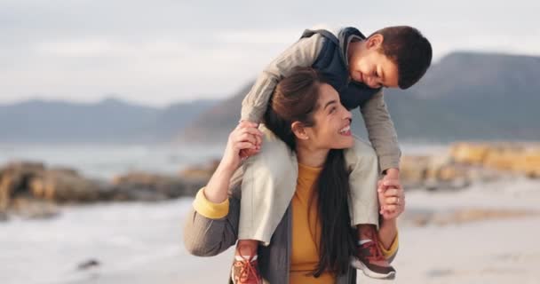 Мать Неся Ребенка Счастливая Пляже Отпуске Отпуске Путешествии Открытым Небом — стоковое видео