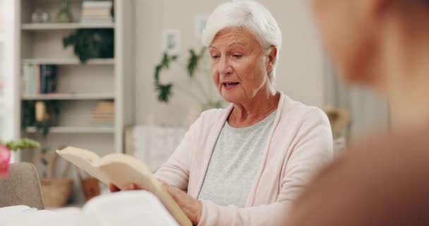 Aanbidding Ondersteuning Oude Vrouw Die Les Geeft Bijbelstudie Met Boeken — Stockvideo