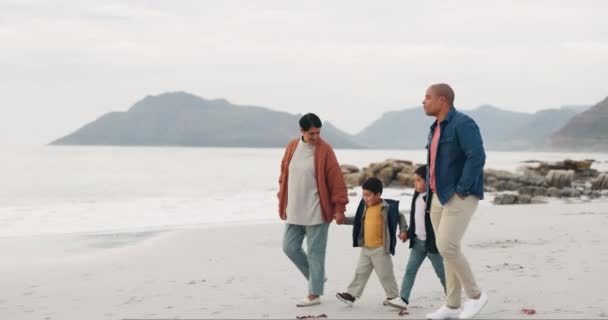 おばあちゃん お父さん 子供たちがビーチを歩き 手を握り 信頼と絆を結ぶアウトドアを旅しています 愛と旅の自由について — ストック動画