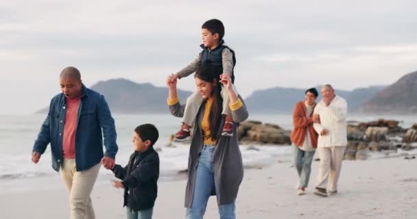 Plage Voyage Famille Avec Des Vacances Marche Bonheur Avec Aventure — Video