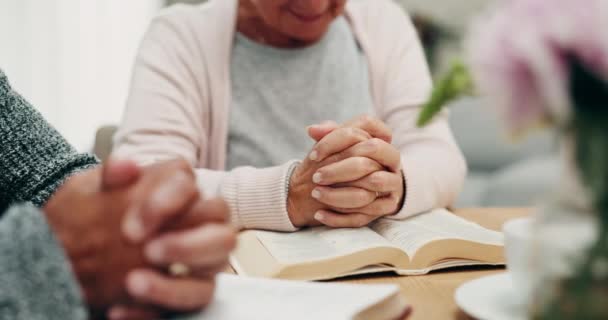 Zbliżenie Para Seniorów Ręce Modlitwy Biblia Wiara Domu Uwielbieniem Uwielbieniem — Wideo stockowe